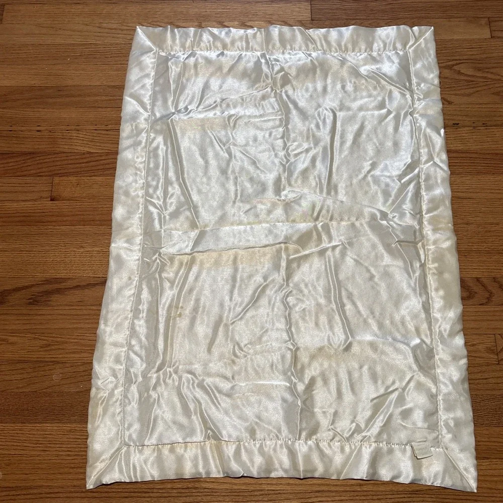 Disney Classic Winnie Pooh Cream Baby Blanket Embroidered Bees Satin Trim
